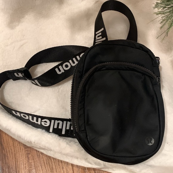 Lululemon crossbody - Picture 3 of 7